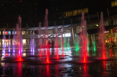Milan, İtalya, finans bölgesine gece görünümü. Işıklı su f
