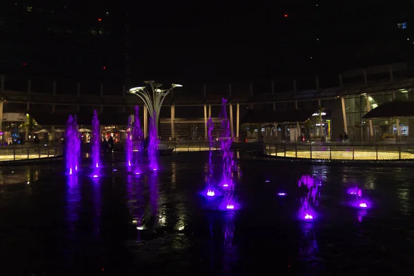 Milão, Itália, vista noturna do distrito financeiro. Água iluminada f — Fotografia de Stock