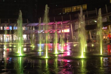 Milan, İtalya, finans bölgesine gece görünümü. Işıklı su f