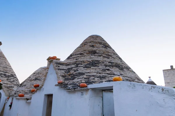 Famoso monumento italiano, trulli de Alberobello, región de Apulia , — Foto de Stock