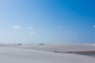 Beyaz kum tepeleri panorama Lencois Maranhenses Milli Parkı '