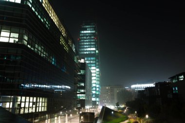 Milan, İtalya, finans bölgesine gece görünümü