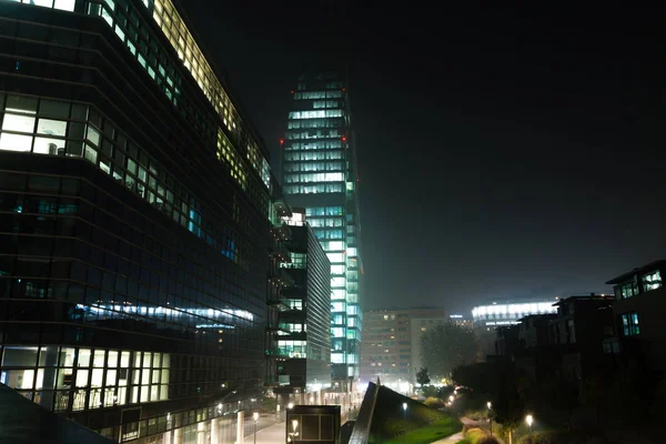 Milaan (Italië), financiële wijk nacht weergave — Stockfoto