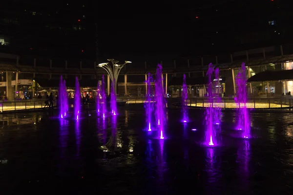 Milán, Italia, vista nocturna del distrito financiero. Agua iluminada f — Foto de Stock