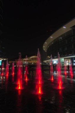 Milan, İtalya, finans bölgesine gece görünümü. Işıklı su f