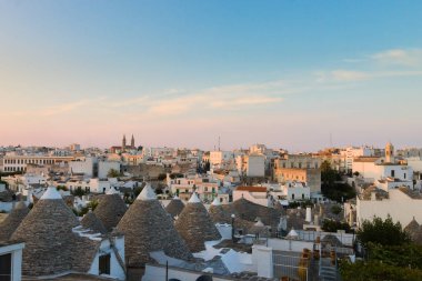 Ünlü İtalyan dönüm noktası, trulli Alberobello, Apulia Bölgesi, 
