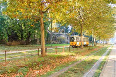 Milan tramvay Perspective sonbahar mevsiminde. Geleneksel ulaşım modu. Kentsel panorama.
