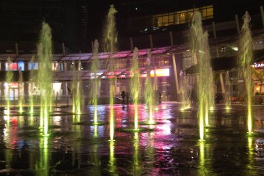 Milan, İtalya, finans bölgesine gece görünümü. Işıklı su f