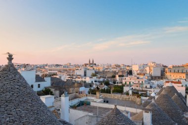 Ünlü İtalyan dönüm noktası, trulli Alberobello, Apulia Bölgesi, 