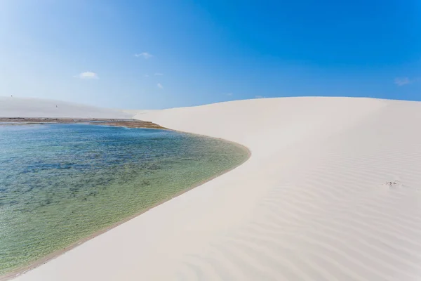 Valkoinen Hiekkadyynit Panoraama Lencois Maranhenses National Park Brasilia Sadeveden Laguuni — kuvapankkivalokuva