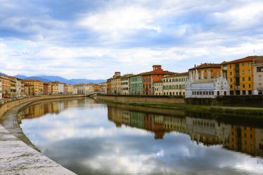 Pisa görünümü. Arno Nehri boyunca binalar. İtalyan Simgesel Yapı, Tuscany