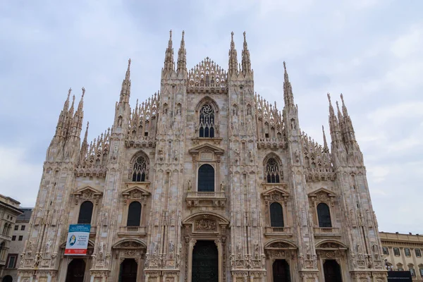 Milaan kathedraal, Duomo di Milano, uitzicht. Beroemde Italiaanse bezienswaardigheid — Stockfoto