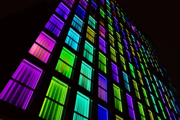 Textura de janelas coloridas. Fundo de luz de néon — Fotografia de Stock