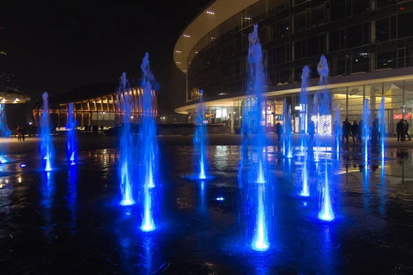 Milán, Italia, vista nocturna del distrito financiero. Agua iluminada f — Foto de Stock