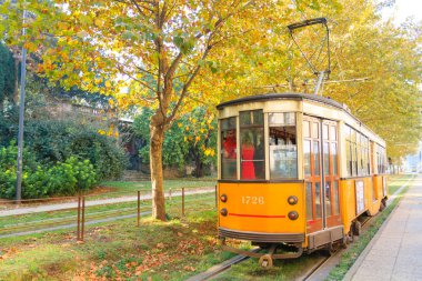 Perspektif içinde Milan'dan tramvay. Sonbahar sezon.