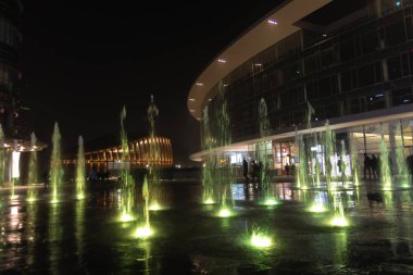 Milan, İtalya, finans bölgesine gece görünümü. Işıklı su f