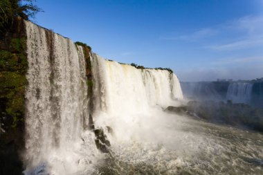 Iguazu görünümü, Arjantin düşüyor