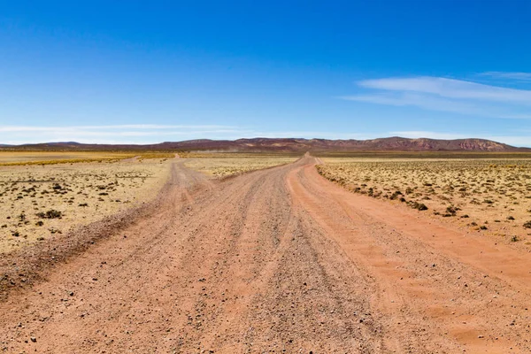 Vista del camino de tierra boliviano, Bolivia — Foto de Stock