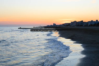 Dawn, piers perspektif görünüm kumsalda