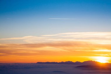 Gün batımında, dağ siluet