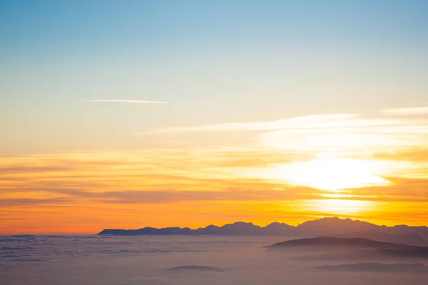 Mountain siluett vid solnedgången — Stockfoto