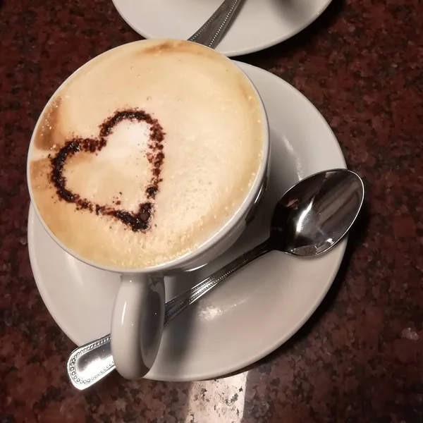 Cappuccino con decoración en forma de corazón — Foto de Stock