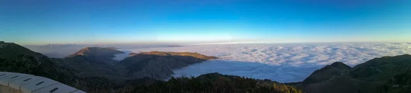 Wolkenteppich von der Bergspitze — Stockfoto