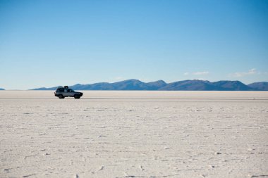 Salar de Uyuni, Bolivya üzerinde Jeep