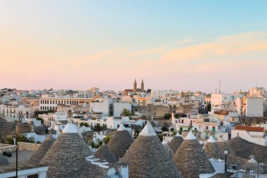 Ünlü İtalyan dönüm noktası, trulli Alberobello, Apulia Bölgesi, 