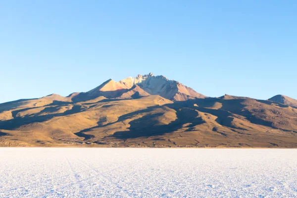 Salar de Uyuni, pohled na Cerro Tunupa — Stock fotografie