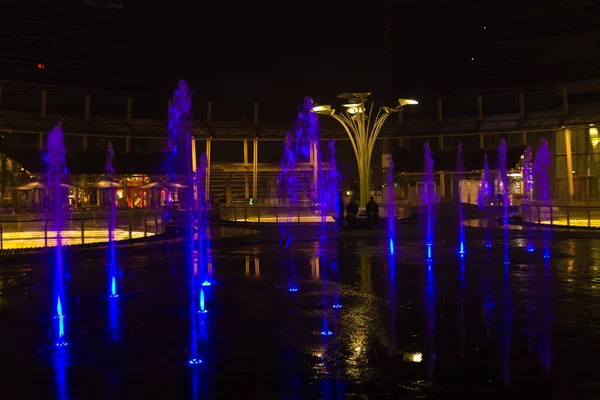 Milán, Italia, vista nocturna del distrito financiero. Agua iluminada f — Foto de Stock