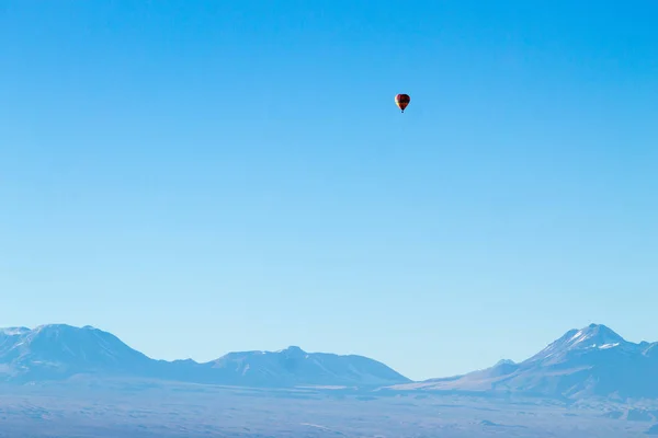 Αερόστατο ζεστού αέρα πάνω από τις Άνδεις Chileand — Φωτογραφία Αρχείου