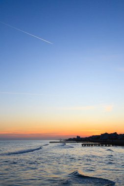 Dawn, piers perspektif görünüm kumsalda