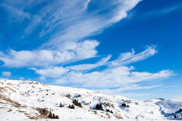 Paesaggio invernale dalle Alpi italiane, cielo azzurro — Foto Stock