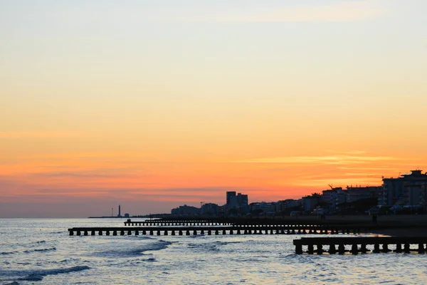 Strand im Morgengrauen, Piers Perspektive — Stockfoto