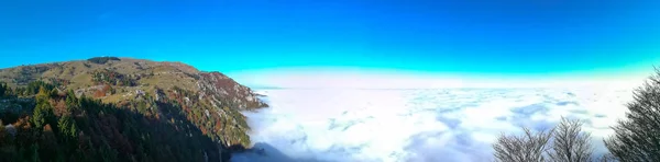 Alfombra de nubes desde la cima de la montaña — Foto de Stock