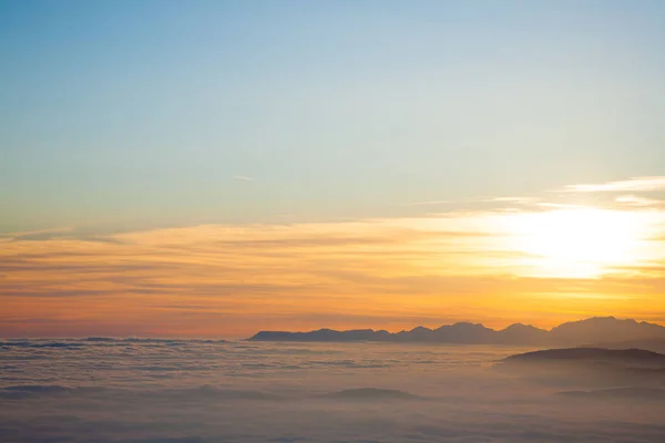 Mountain siluett vid solnedgången — Stockfoto