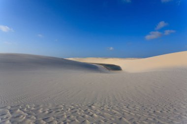 Beyaz kum tepeleri panorama Lencois Maranhenses Milli Parkı '