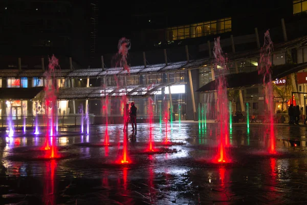 Milán, Italia, vista nocturna del distrito financiero. Agua iluminada f — Foto de Stock