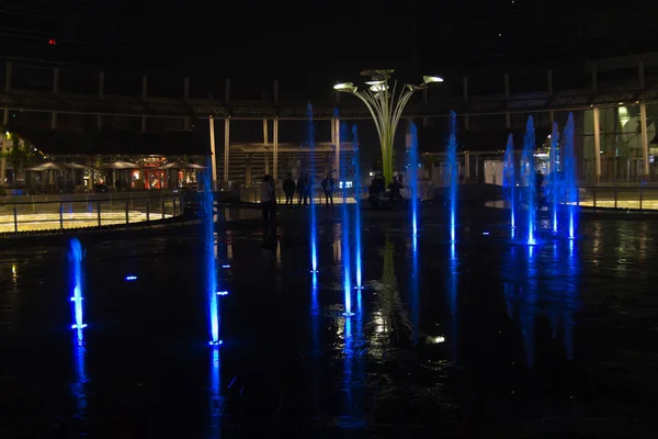 Milão, Itália, vista noturna do distrito financeiro. Água iluminada f — Fotografia de Stock