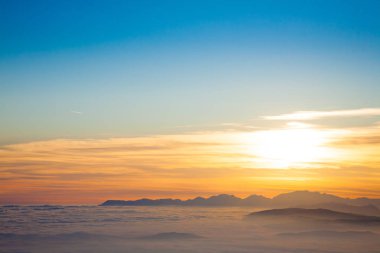 Gün batımında, dağ siluet