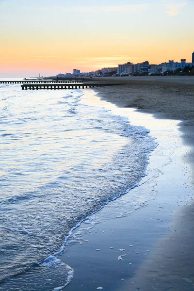 Strand im Morgengrauen, Piers Perspektive — Stockfoto