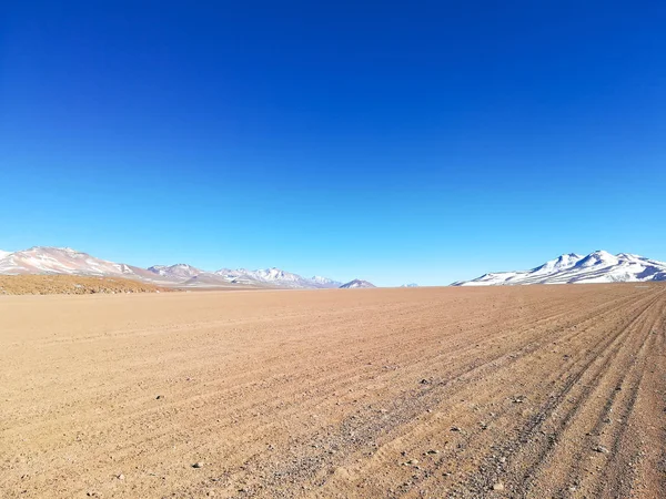 Paisaje boliviano, Bolivia. Vista del camino de tierra — Foto de Stock