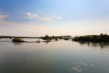 Iguazu görünümü, Arjantin düşüyor