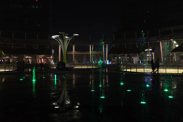 Milán, Italia, vista nocturna del distrito financiero. Agua iluminada f — Foto de Stock