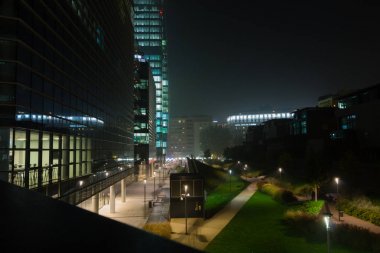 Milan, İtalya, finans bölgesine gece görünümü