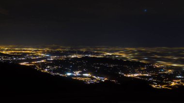 Düz sis, yumuşak ışık tarafından kısmen kapalı ışıklı