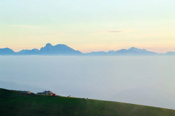 Dawn a Grappa-hegyen. Olasz Alpok táj, Olaszország — Stock Fotó