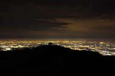 Elektrik ışığıyla aydınlatılan bir ovanın havadan görünümü