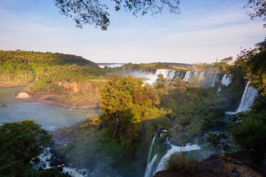 Iguazu görünümü, Arjantin düşüyor